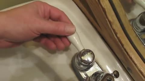 Part 1 of 2: How to Fix a Dripping Faucet