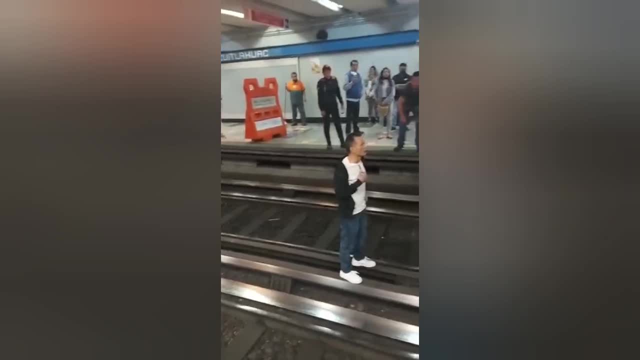 Turista chino causa pánico al bajar a las vías del Metro CDMX, esto pasó😎