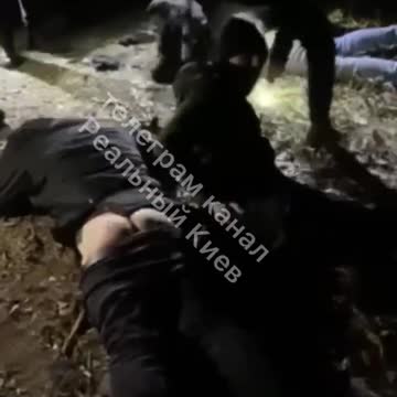 Ukraine: violent mob ties up civilians