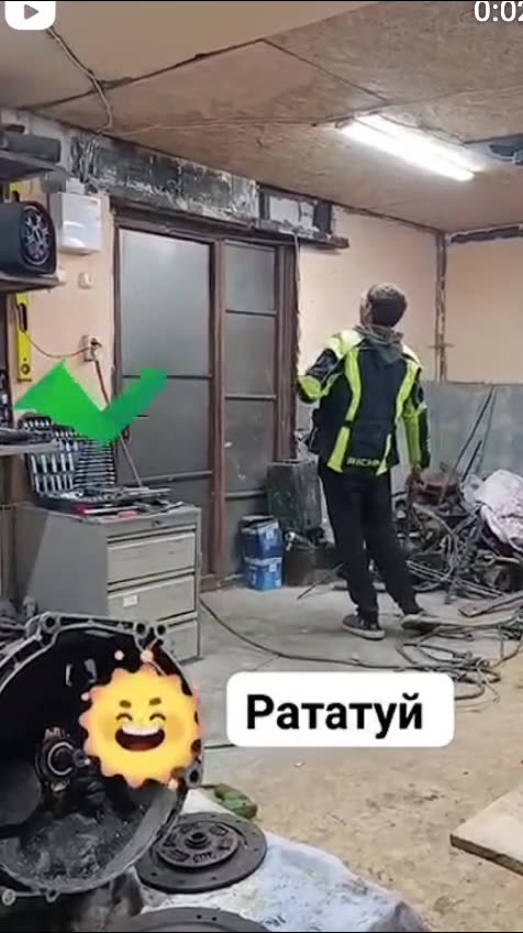 What is this mouse made of that even a hammer can’t hurt it?! Watch how it escapes unharmed! 🐭