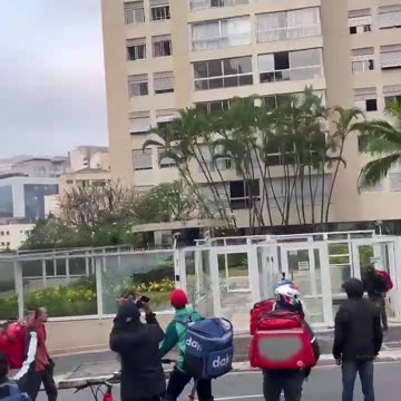 Agressão a entregador provoca vandalismo em prédio