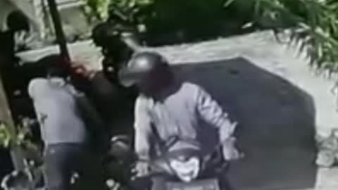 Camera Recorded || seconds the thief steals the money in the motorcycle seat as fast as lightning