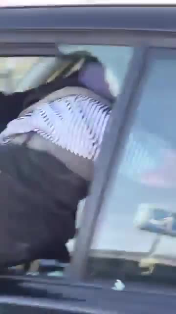 A fake asylum seeker in Florence steals from a car and people just film him