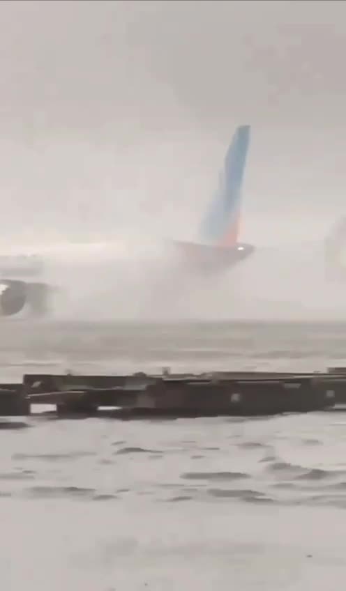 Airport in Dubai 💦 geo engineering in it’s best