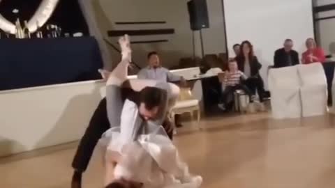 COUPLE DANCING FREESTYLE SEE AMAZING