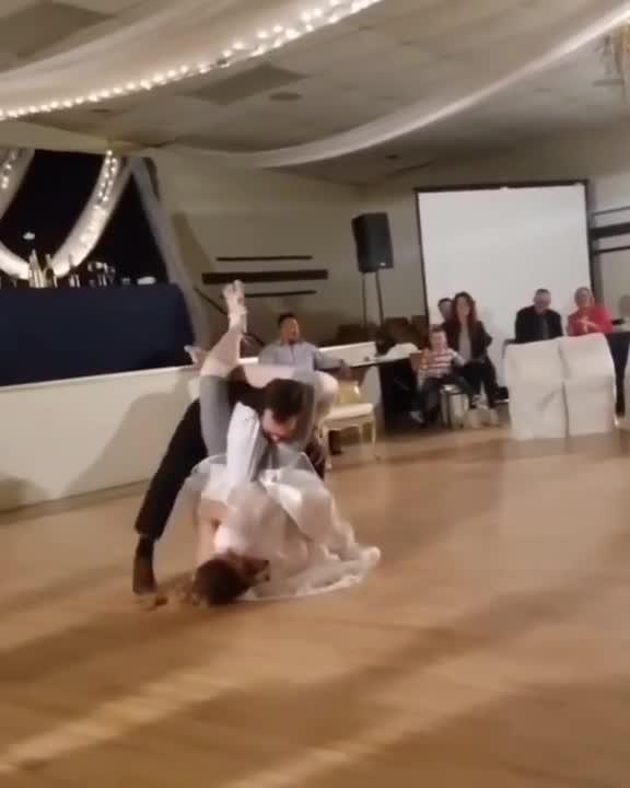 COUPLE DANCING FREESTYLE SEE AMAZING