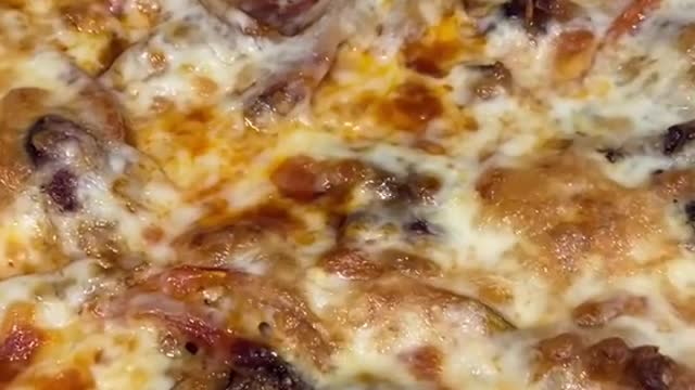 Chicken pizza with cheese
