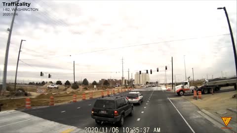 Semi truck making left turn almost hits car 2020.11.06 — I-82, WASHINGTON