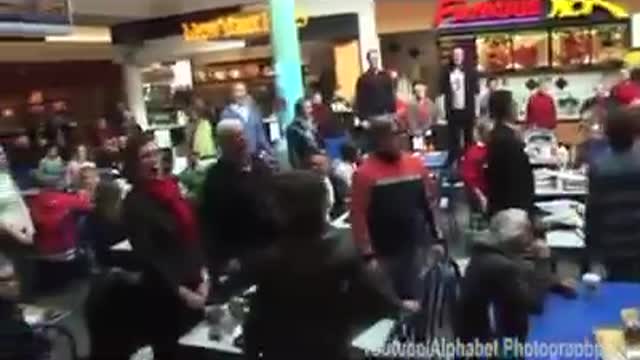 Hallelujah chorus in food court flash mob