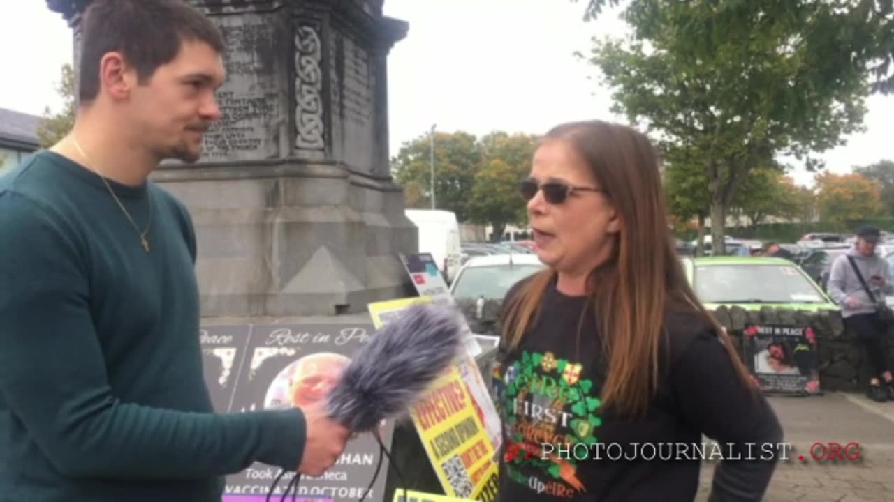 WakeUpéiRe Volunteer Caitriona, speaks at our Excess Deaths Information Drop in Ballina Co. Mayo.