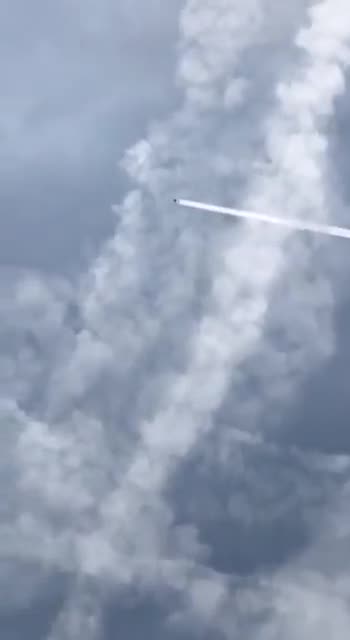 Chemtrails - You can see in this clip exactly when they turn the chemtrail off