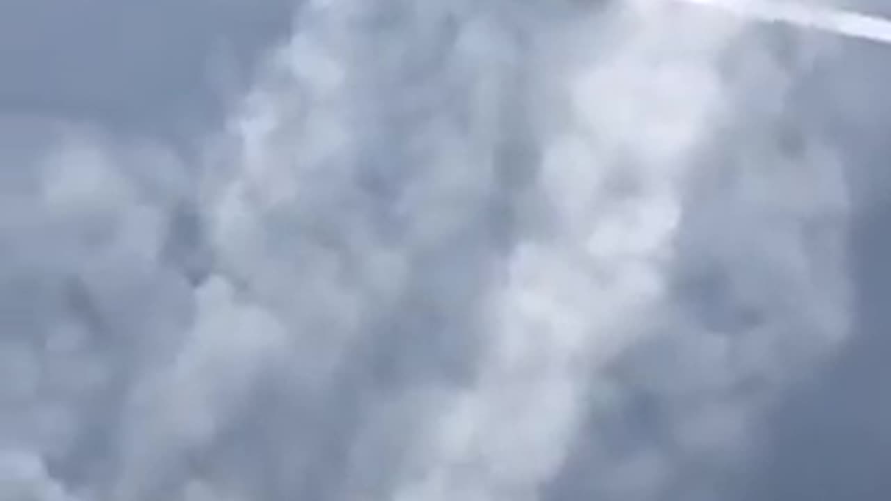 Chemtrails - You can see in this clip exactly when they turn the chemtrail off