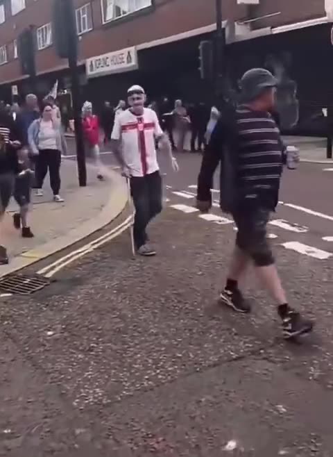 Sieht wohl so aus, als hätten Briten die Schnauze voll von der multikulturellen Gesellschaft.