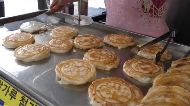 The owner of his own innovative pancakes - unusual street food! Part 2