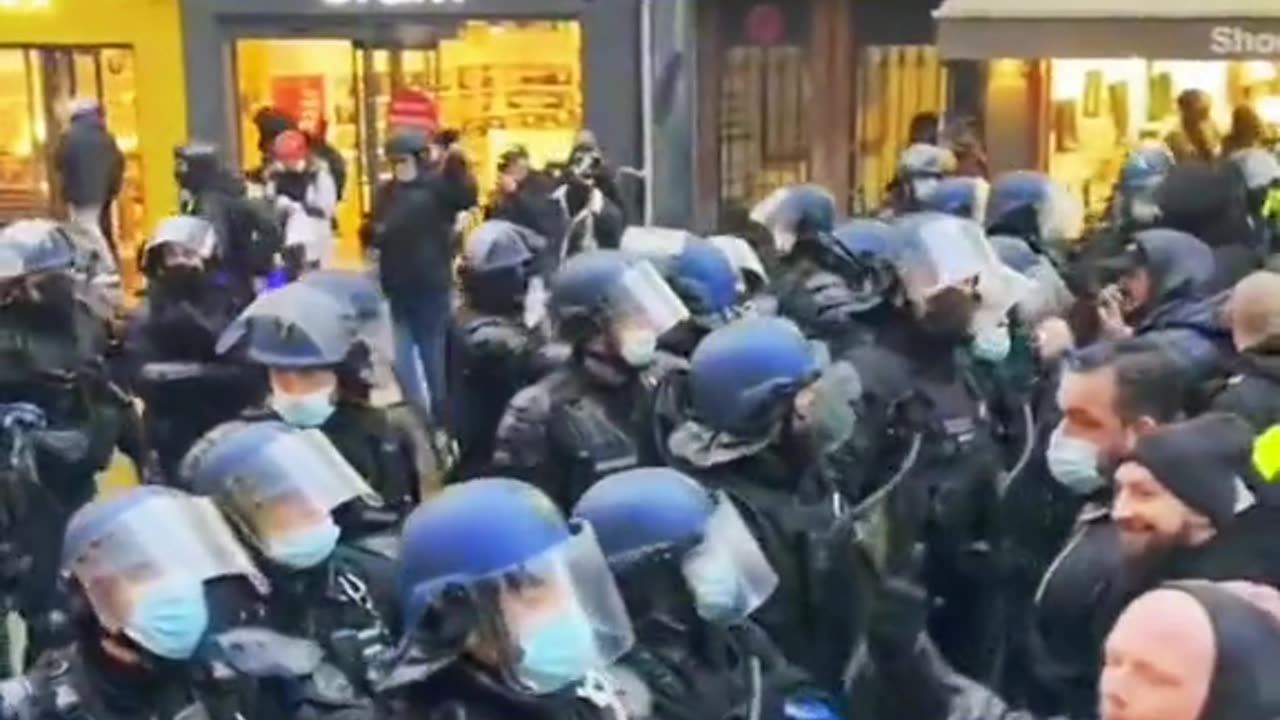 Mandate Protestors Push police back in France