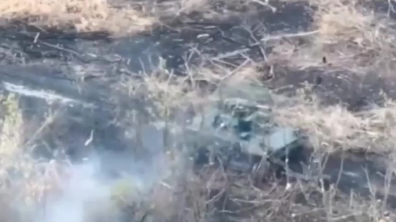 Ukrainian Bradley Continues to Fire On Russian Positions After Hitting Mine