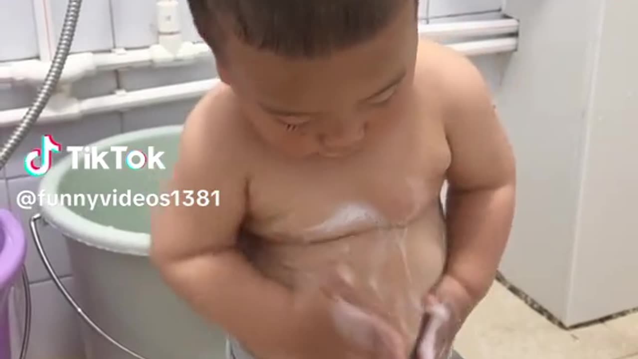 little_babY_WASHING_TOMMY