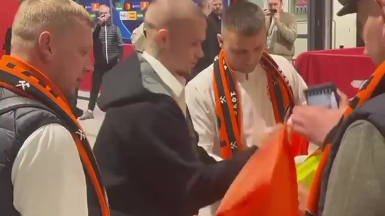 Chelsea’s Mykhailo Mudryk meeting some Shakhtar Donetsk (and Arsenal) fans