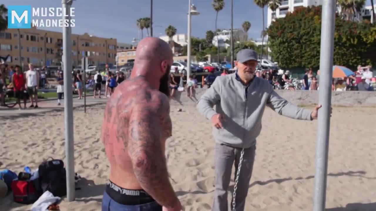 Prank bodybuilder - Old man street-workout