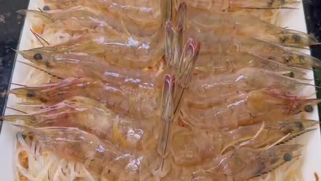 My favourite food is steamed prawns with garlic.
