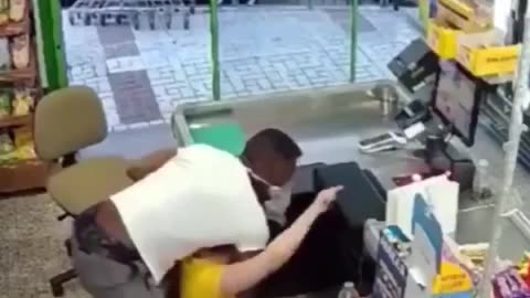 An African immigrant attacked a supermarket cashier in Spain