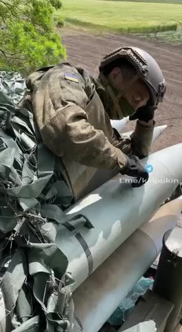 SHE'S VERY CUTE, ISN'T SHE❓ AND SO HELPFUL.. ♥️ EXPLOSIVE GIRL😂