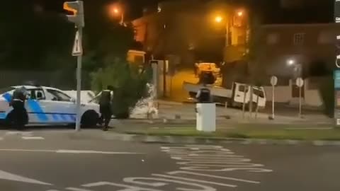 Africanos atacam Policia e causam destruição na via publica - Parte 2 - ACORDA PORTUGAL