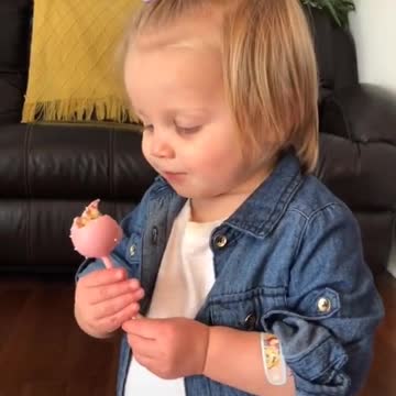 A girl tastes sugar for the first time