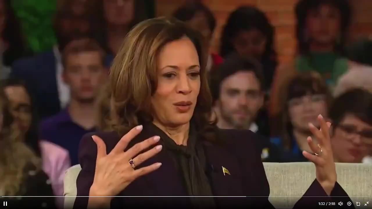 MỚI: Kamala Harris tiếp tục bài diễn thuyết dài 2 phút mang tính "triết lý"