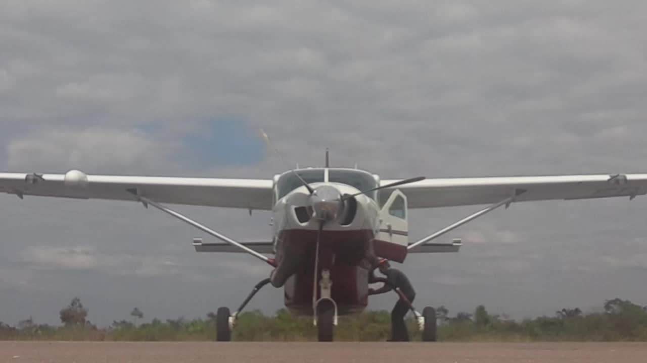 Cessna C208B EX parking