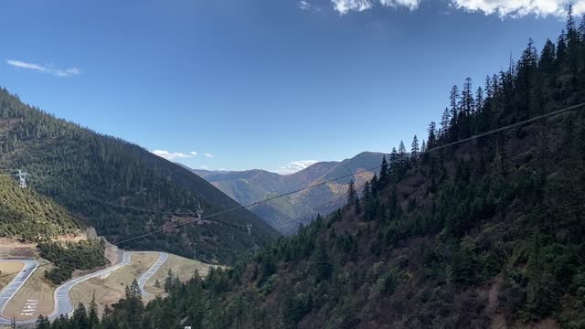 Enjoy the beautiful scenery of mountains, blue sky and white clouds