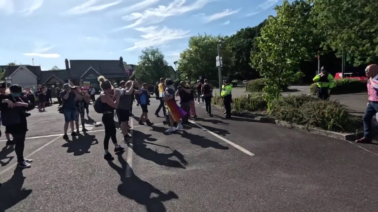 Holiday Inn in anti-immigration Protest in Crawley, UK 09-09-24