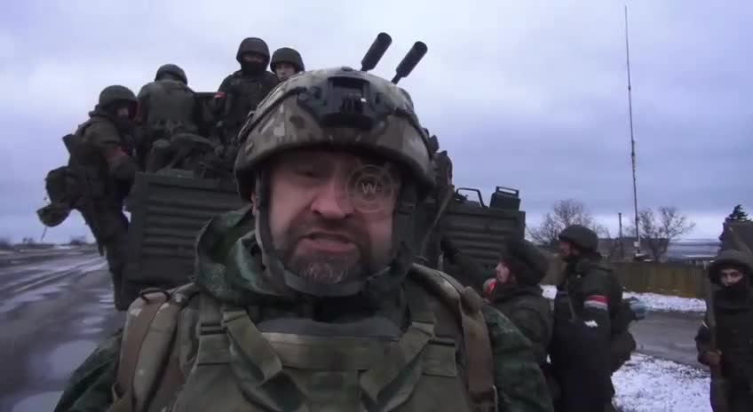 Solldiers leave for Mariupol, Ukraine after load on "URAL" with ZU anti-aircraft