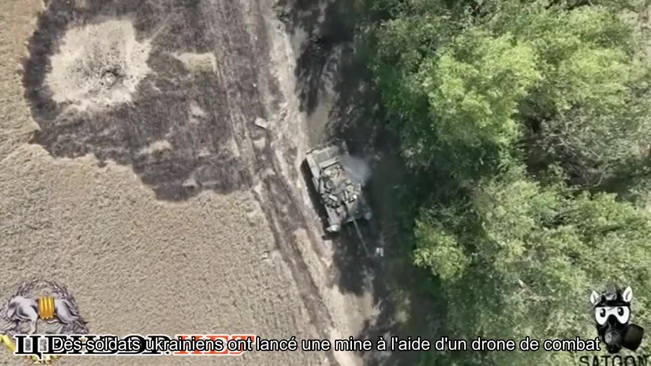 Des soldats ukrainiens ont utilisé un drone de combat pour lancer une mine dans l'écoutille ouverte