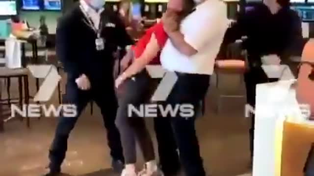 Security guard strangles a teen who wasn’t wearing a mask