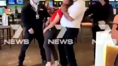 Security guard strangles a teen who wasn’t wearing a mask