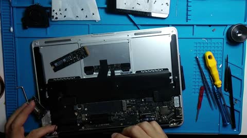 MacBook Air A1466 Mainboard revision maintenance and Battery Replacement