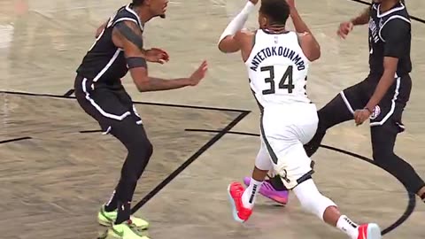 NBA - Giannis showing off the long strides 😱