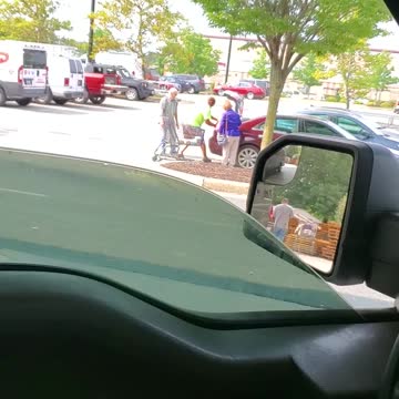 Man does a good deed at Lowes