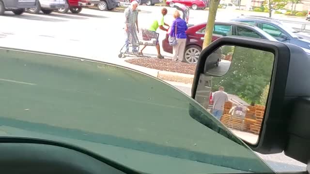 Man does a good deed at Lowes