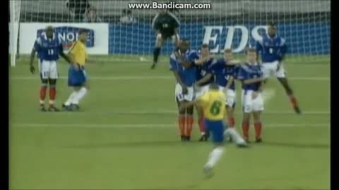 Roberto Carlos amazing free kick for Brazil Video