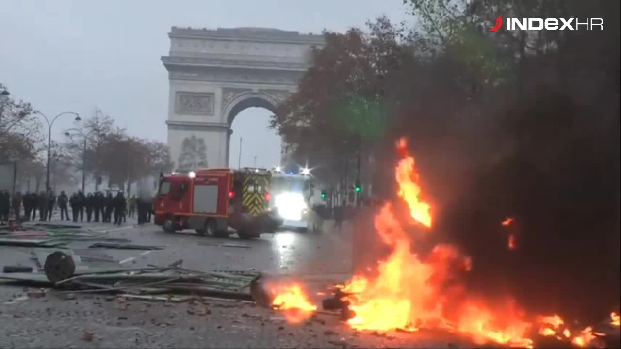 U Parizu i dalje kaotično, gori automobil