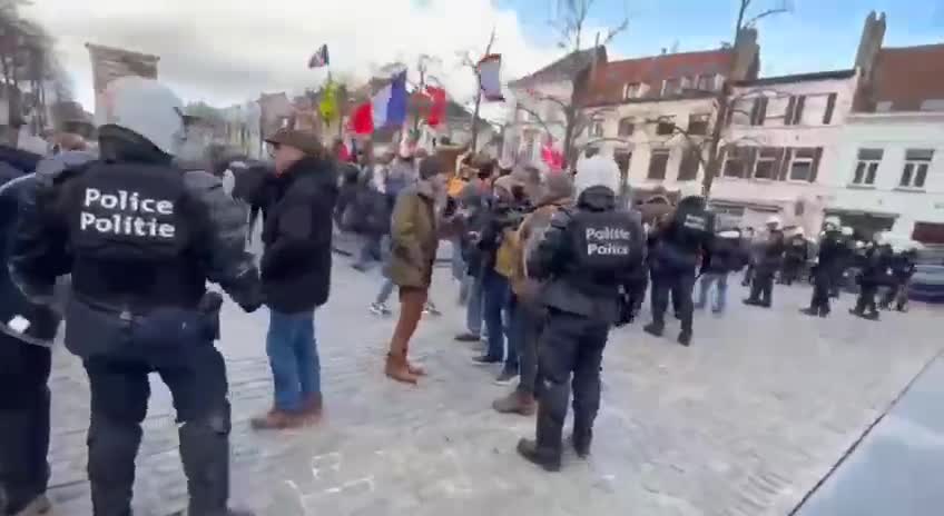 Belgium 🇧🇪 The first wave of protesters has started demonstrating in the EU capital of Brussels