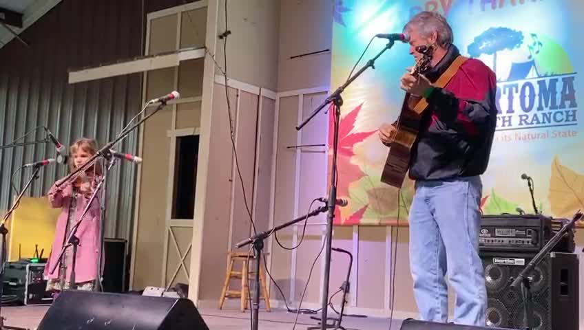 Keep on the Sunny Side - Elizabeth Ayres and Dean Johnson performing Thanksgiving bluegrass festival