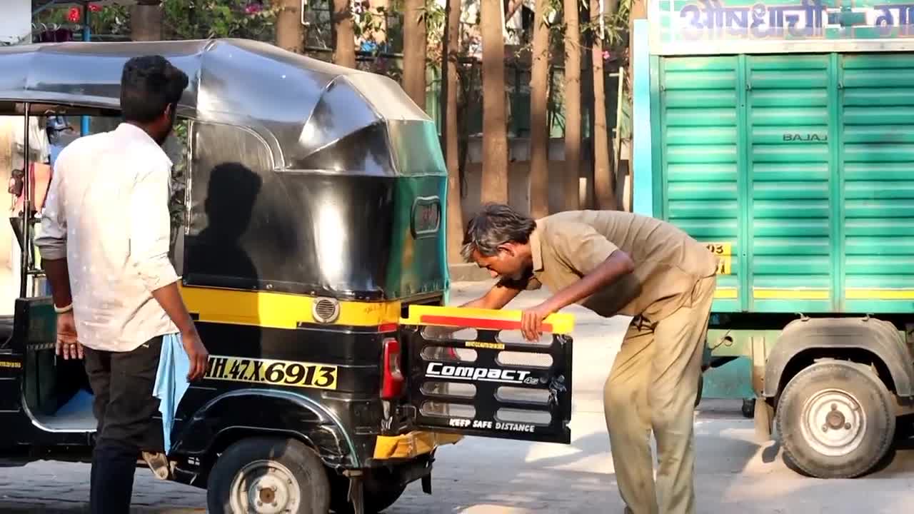 funny prank on auto rickshaw driver