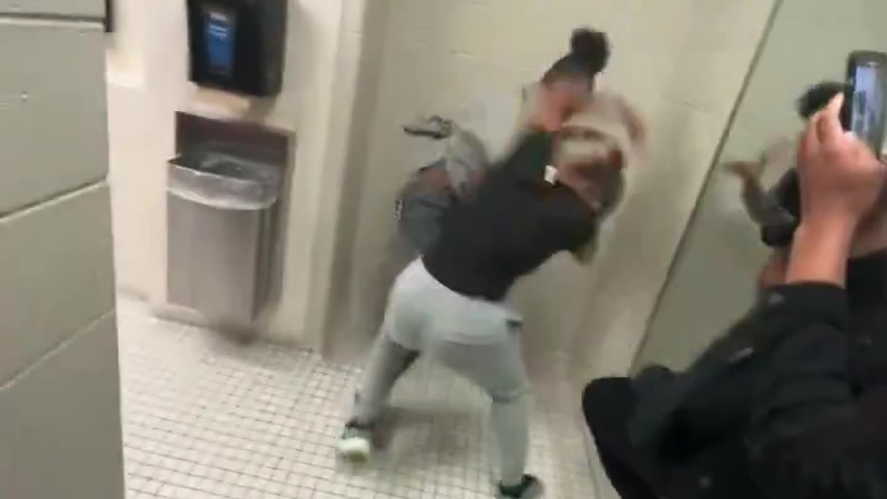 2 Girls Get Into A Fight In A Highschool Restroom 💀