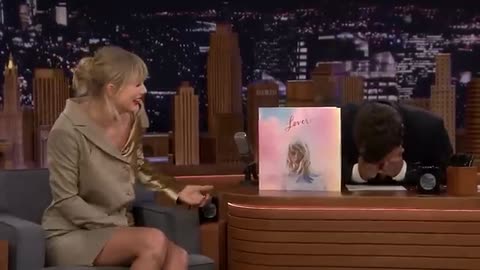 Taylor Swift's HILARIOUS fail in the Bahamas 😂