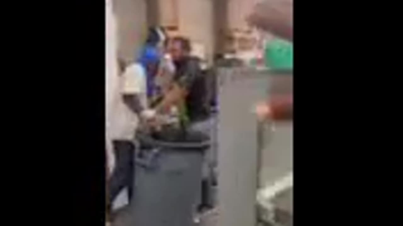 Store Clerk teaches Thief a Lesson