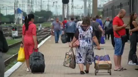 Evacuees return to Donetsk region as money runs out