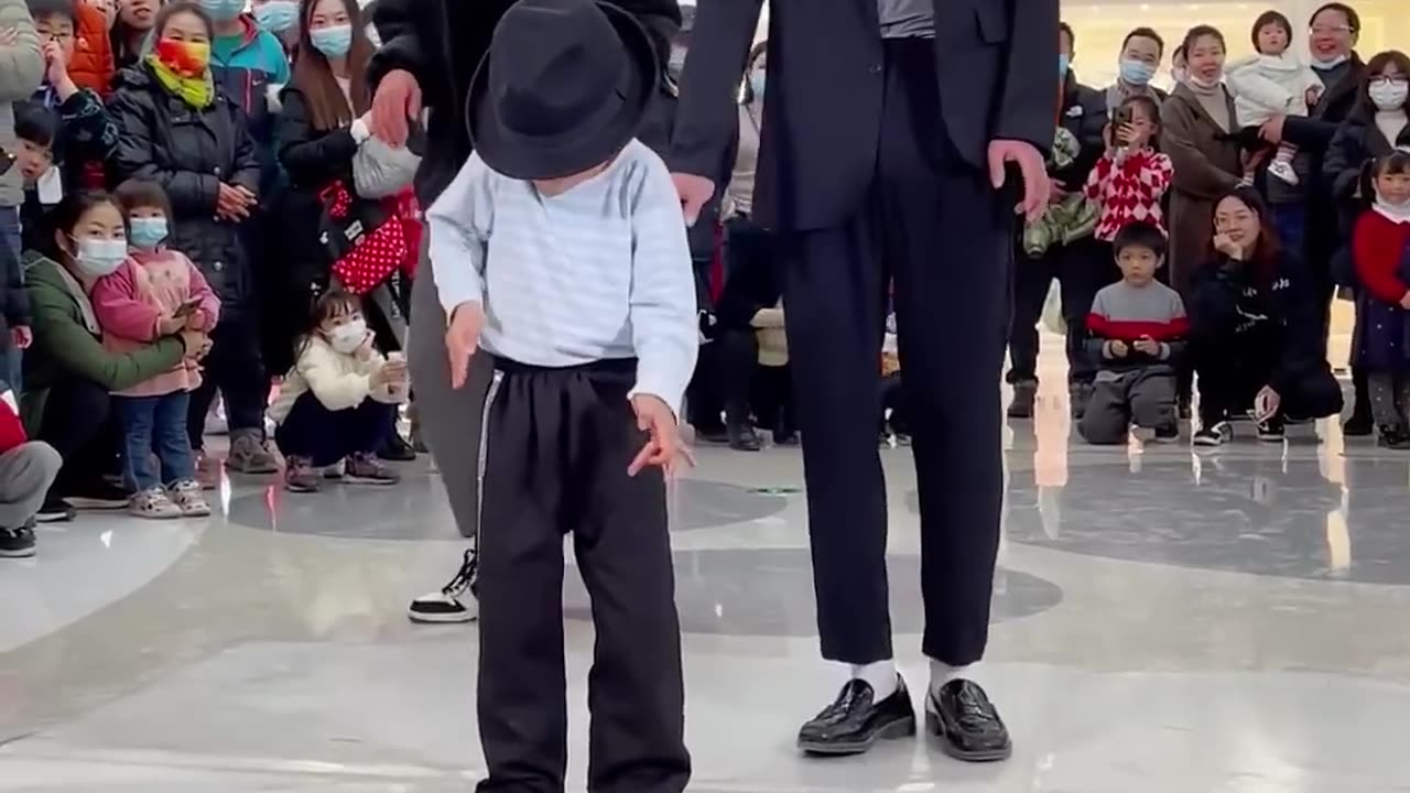 Michael Jackson dance with kid on dangerous